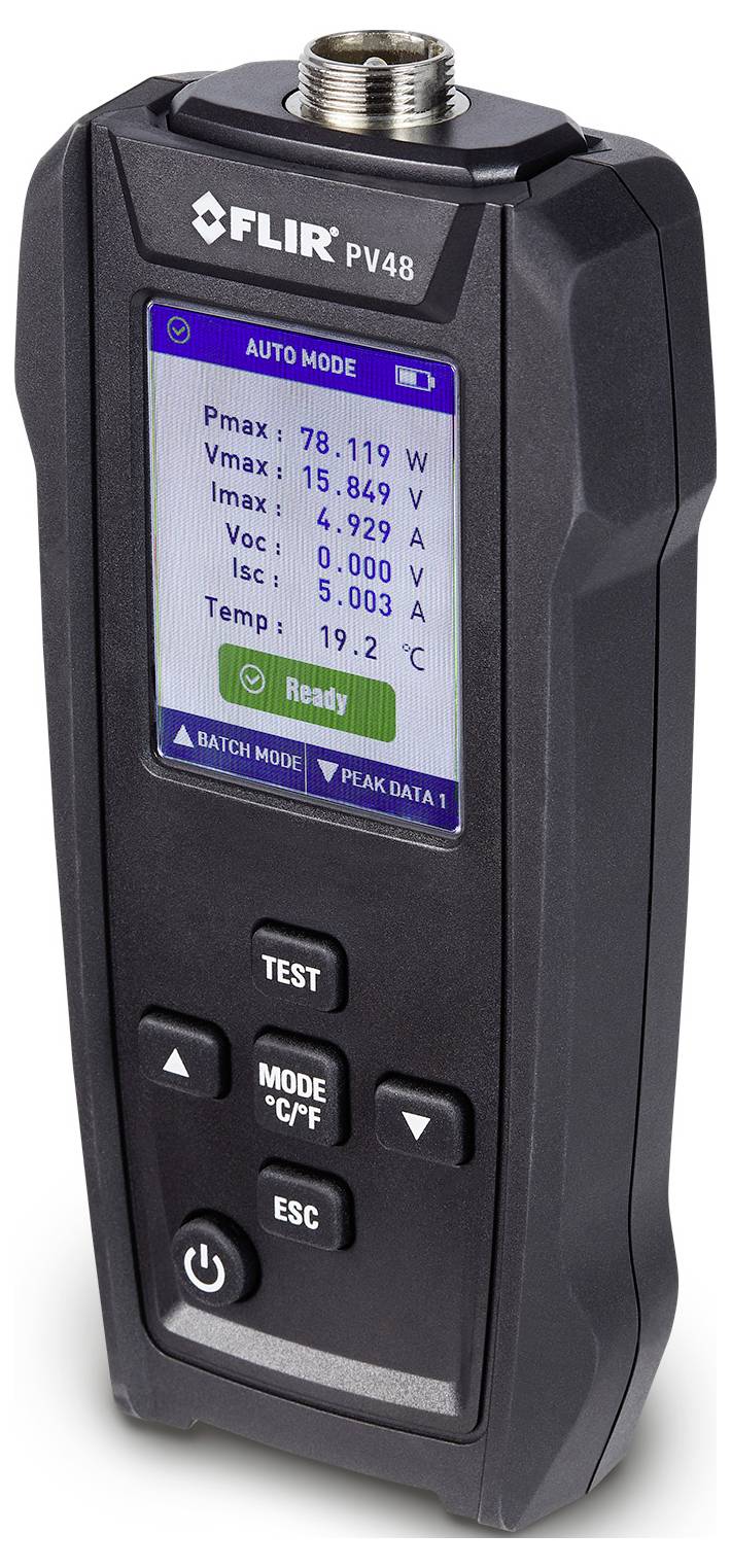 Digitales Prüfgerät mit Display zeigt Messungsdaten wie Leistung, Spannung und Temperatur an. Tasten für Test und Modusumschaltung unten.
