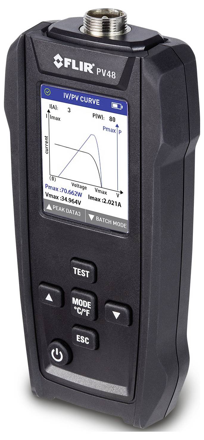 Das Bild zeigt ein tragbares Messgerät mit einem Display. Auf dem Display ist ein Diagramm mit einer IV/PV-Kurve und Werten zu sehen.