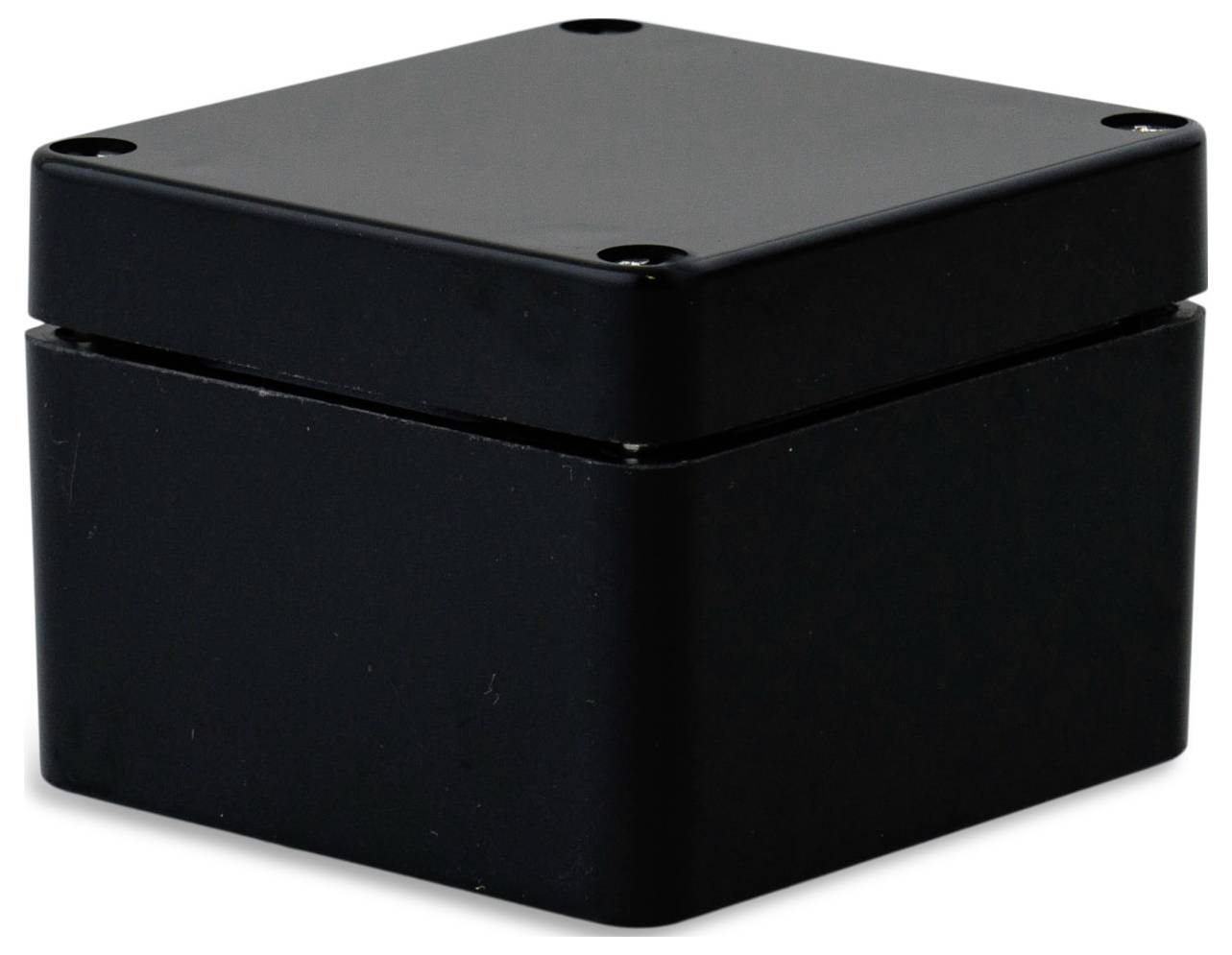 Ein schwarzes, quadratisches Kunststoffgehäuse mit abgerundeten Ecken und vier Schraubenlöchern in jeder Ecke des Deckels.