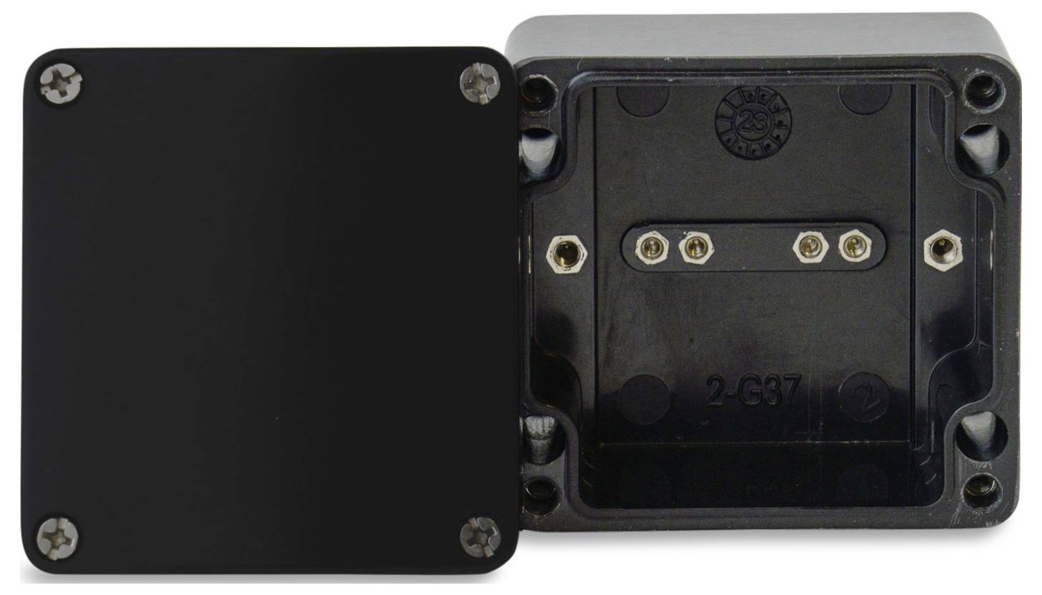 Schwarzes, quadratisches Gehäuse mit geöffnetem Deckel, zeigt Innenseite mit Schraubanschlüssen für elektrische Verbindungen.