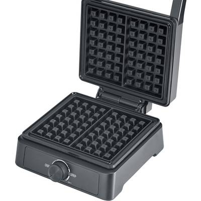 Ein schwarzer, offener Waffelautomat mit tiefen Rillen, bereit für den Gebrauch.
