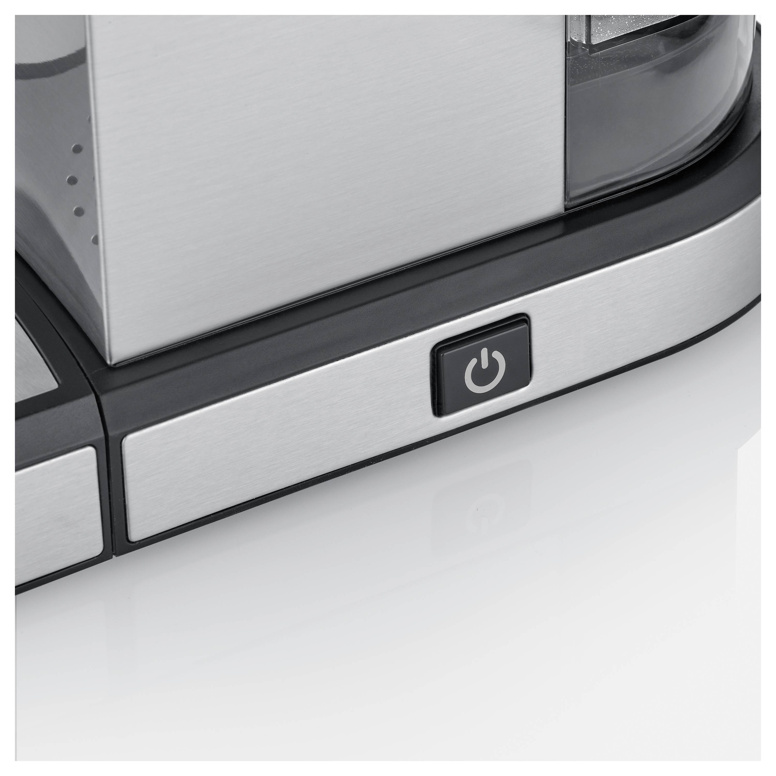 Nahaufnahme eines silberfarbenen elektrischen Küchengeräts mit einem schwarzen Netzschalter auf der Vorderseite.