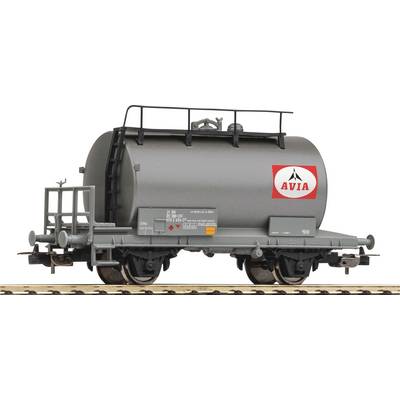 Ein grauer Tankwagen im Modellmaßstab auf einem Gleis, mit dem roten Logo 'AVIA' an der Seite.