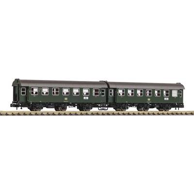 Zwei grüne Personenwaggons auf Modellbahnschienen. Die Wagen haben ein klassisches Design mit mehreren Fenstern und detaillierten Fahrwerken.