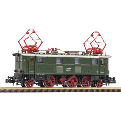 Historische grüne Elektrolokomotive mit roten Rädern und Stromabnehmern, auf einem Gleis stehend.