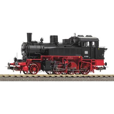Ein detailliertes Modell einer schwarzen und roten Dampflokomotive auf Schienen, das Räder, Kolben und verschiedene mechanische Komponenten präsentiert.