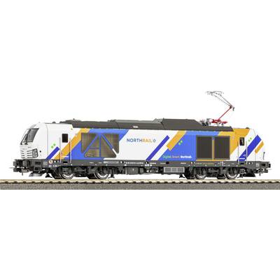 Eine moderne Lokomotive mit 'NORTHRAIL'-Beschriftung und bunten Streifen steht auf Schienen, bereit zum Einsatz.