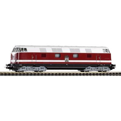 Roter und weißer Zug auf Gleis, seitliche Ansicht. Modell einer historischen Lokomotive, beleuchtete Fenster, schwarzes Fahrwerk.