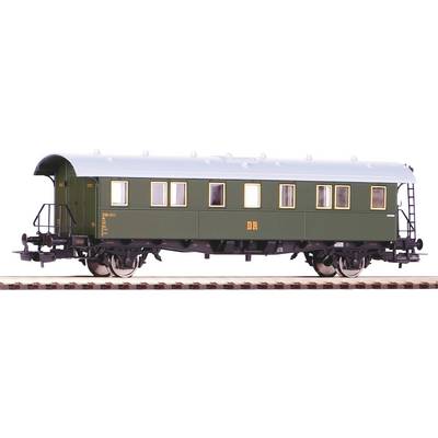 Seitenansicht eines grünen historischen Eisenbahnwaggons mit der Aufschrift 'DR'. Der Waggon steht auf einem Gleis. Im Modellmaßstab dargestellt.