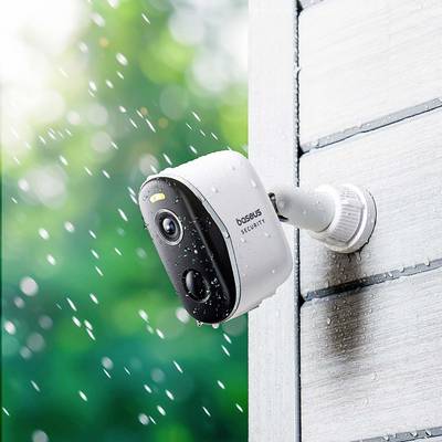 Außenkamera an einer Wand montiert, zeigt eine Regenaufnahme. Wetterschutz und Sicherheitsüberwachung werden betont.