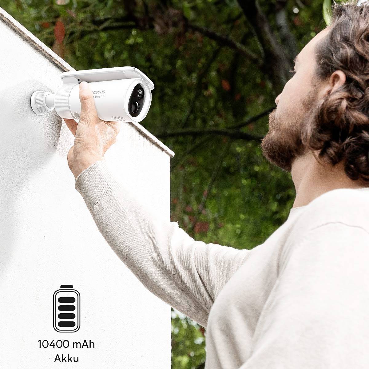 Eine Person montiert eine Sicherheitskamera an eine Wand im Freien. Rechts unten ist ein Symbol, das einen 10400 mAh Akku zeigt.