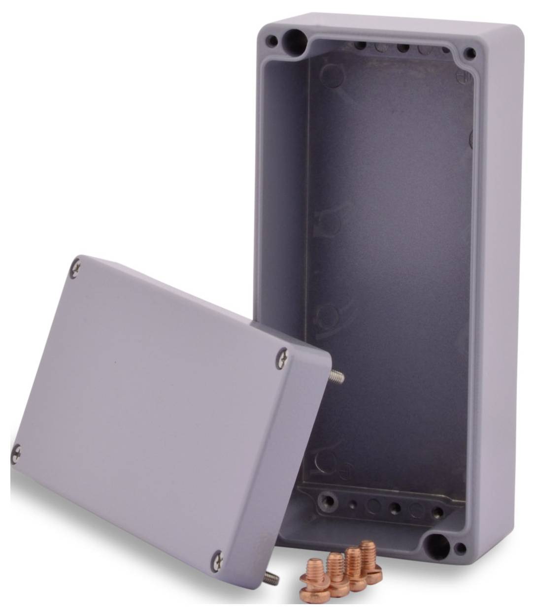 Gehäuse aus Metall mit abgenommenem Deckel, enthüllt Innenraum und Kupferschrauben. Verwendung für Elektronik oder Verkabelung.