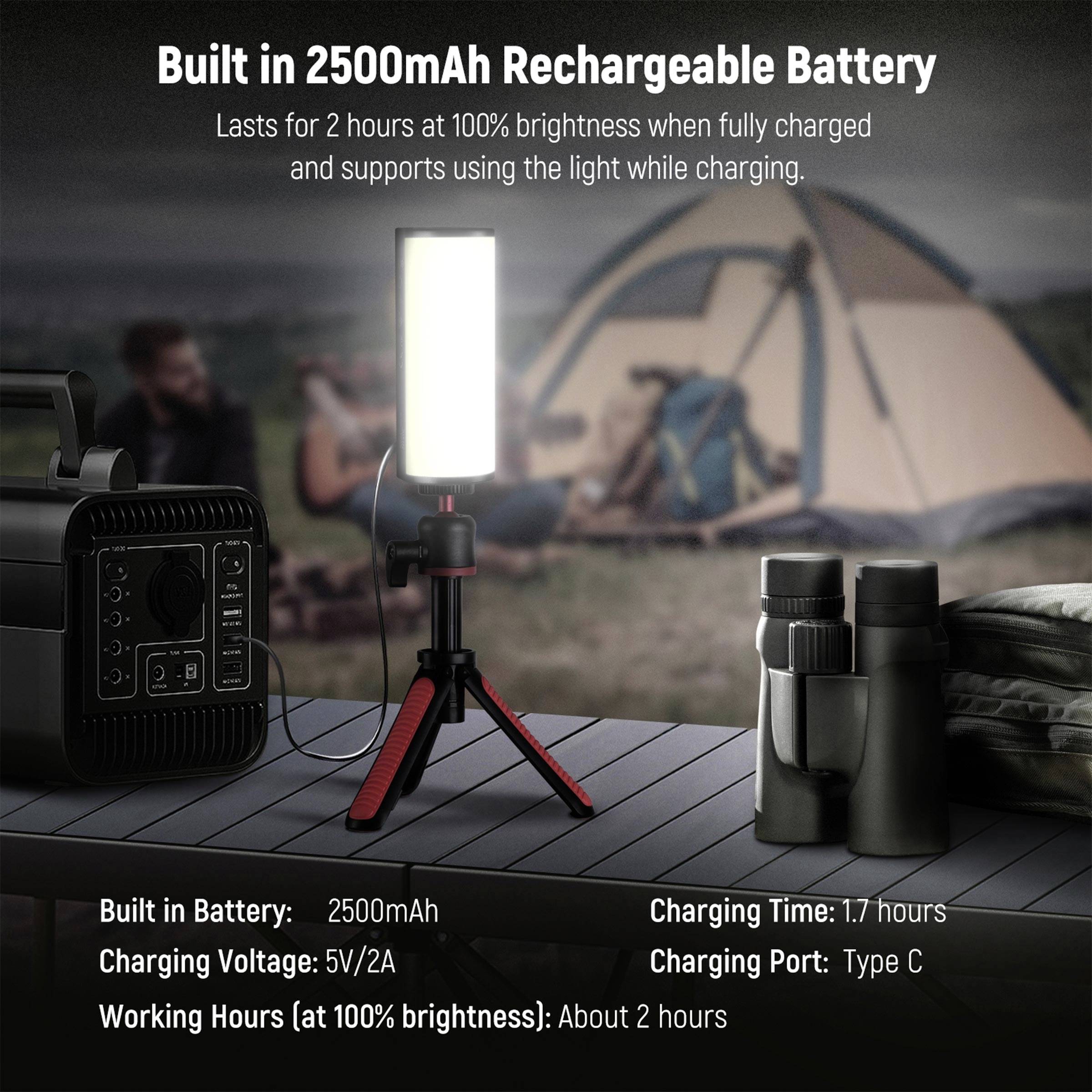 Eine tragbare Leuchte mit integriertem 2500mAh Akku steht auf einem Tisch. Wird per USB-C geladen und hält 2 Stunden bei voller Helligkeit. Im Hintergrund ist ein Zelt zu sehen.