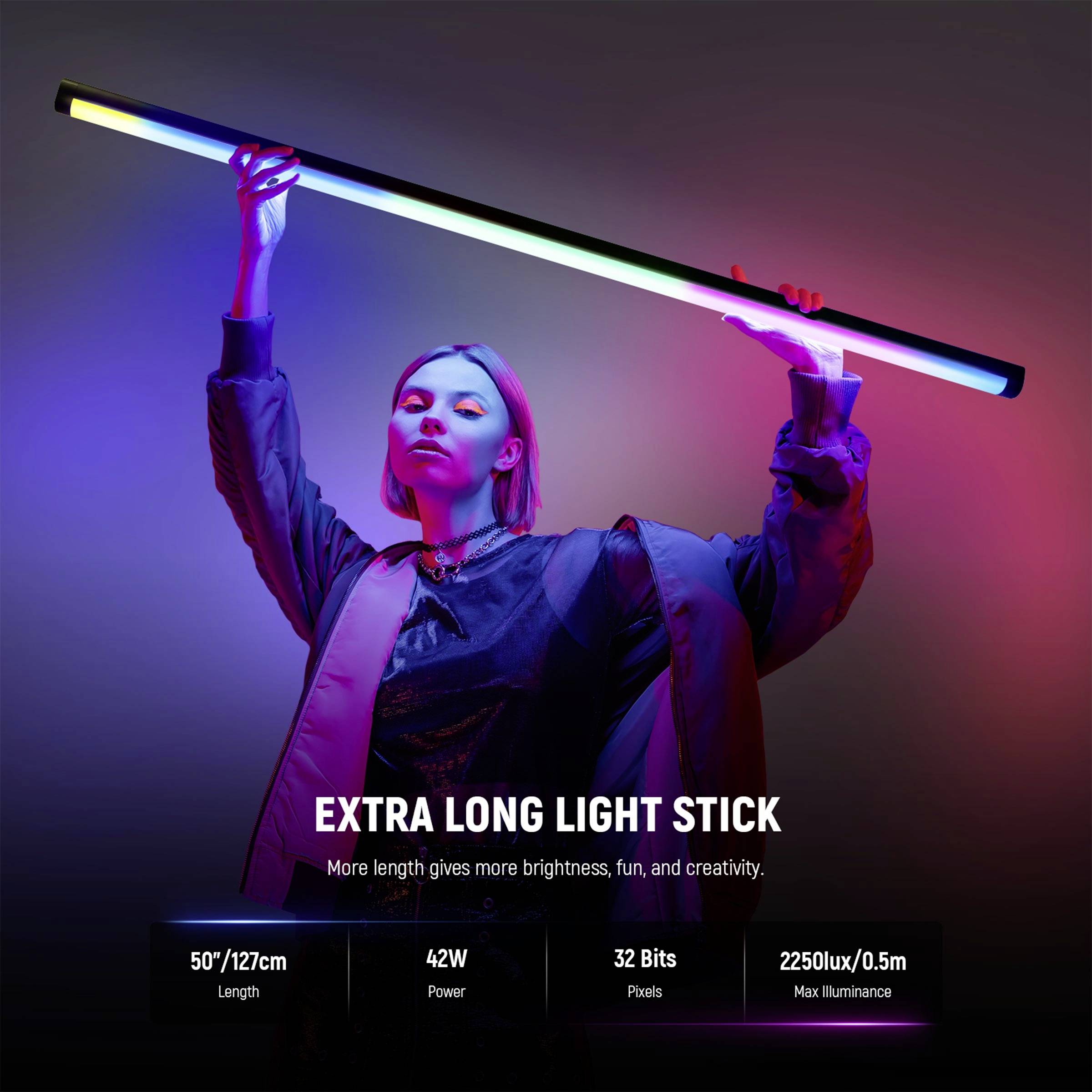 Eine Person hält einen langen, leuchtenden Stab in bunten Farben. Text: 'Extra Long Light Stick', Länge 50"/127cm, 42W Leistung.