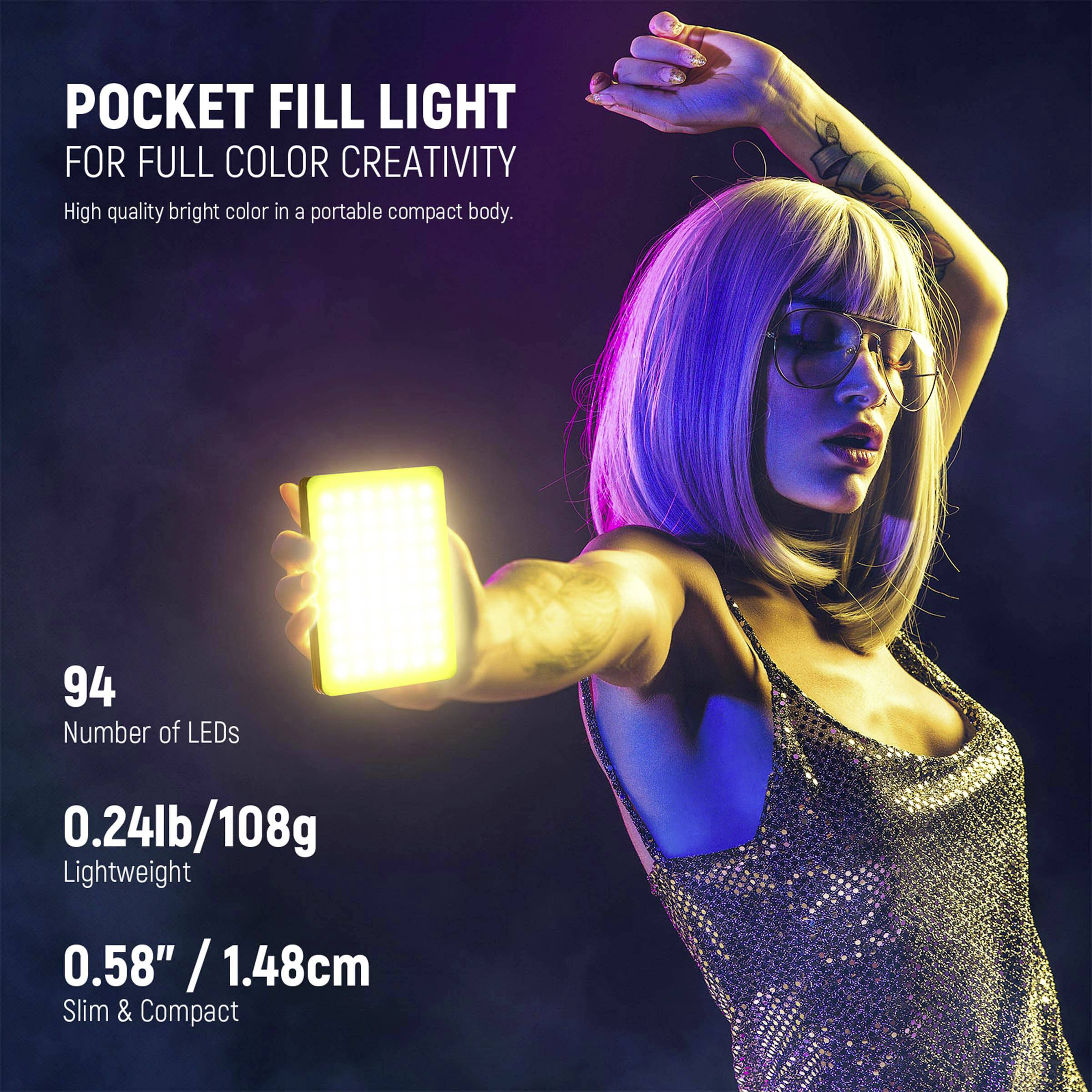 Frau in Glitzerkleid hält kleine, leuchtende LED-Lampe. Text: 'Pocket Fill Light für volle Farbkreation', technische Details angegeben.