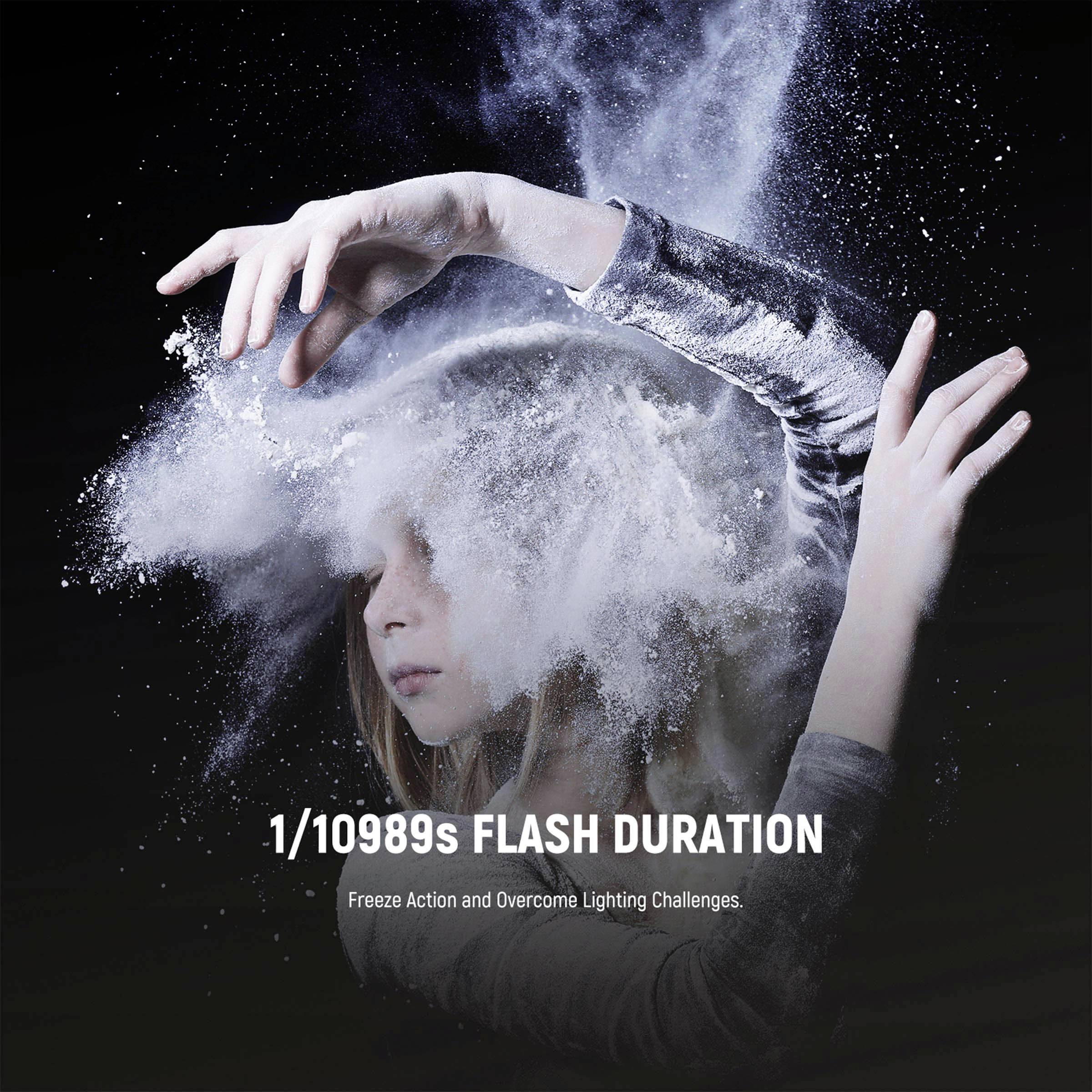 Ein Mädchen posiert mit Pulverschnee, der um ihren Kopf wirbelt. Text: '1/10989s Flash Duration: Freeze Action and Overcome Lighting Challenges'.