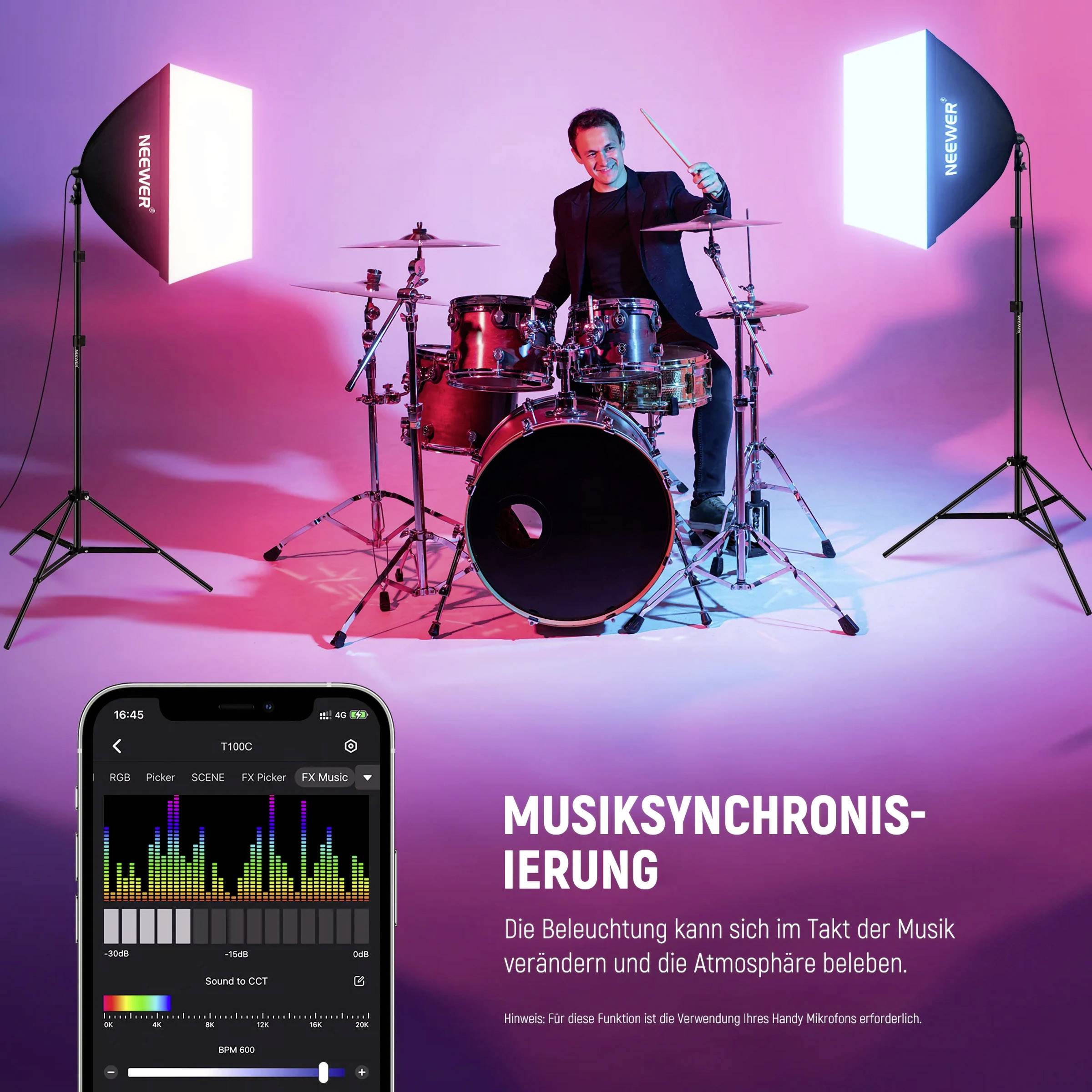 Eine Person spielt Schlagzeug, umgeben von bunt beleuchteten Scheinwerfern. Ein Smartphone zeigt eine App zur Musiklicht-Synchronisierung.