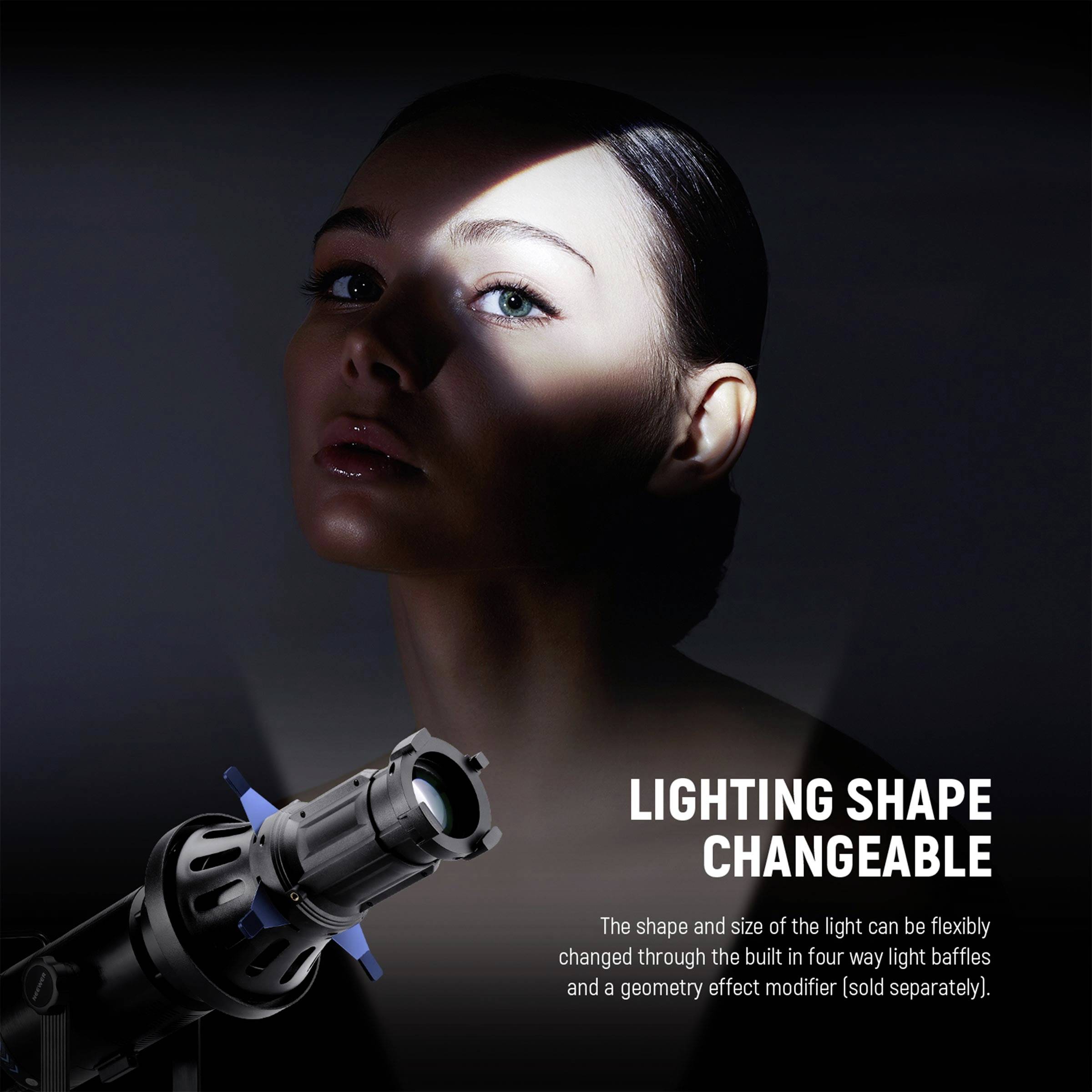 Frau im Schatten, beleuchtet von einem Poitlicht. Text: 'Lighting Shape Changeable'. Anzeigung der Lichteinsatzform, veränderbar mit Zubehör.