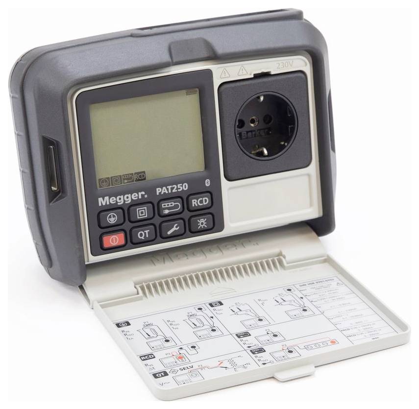 Ein tragbares Gerät zur Überprüfung von elektrischen Geräten. Es hat ein Display, verschiedene Tasten und eine Steckdose.