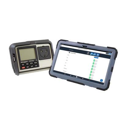 Ein tragbares Prüfgerät neben einem Tablet, das eine Liste von Prüfergebnissen anzeigt, darunter Statusanzeigen in Grün und Grau.