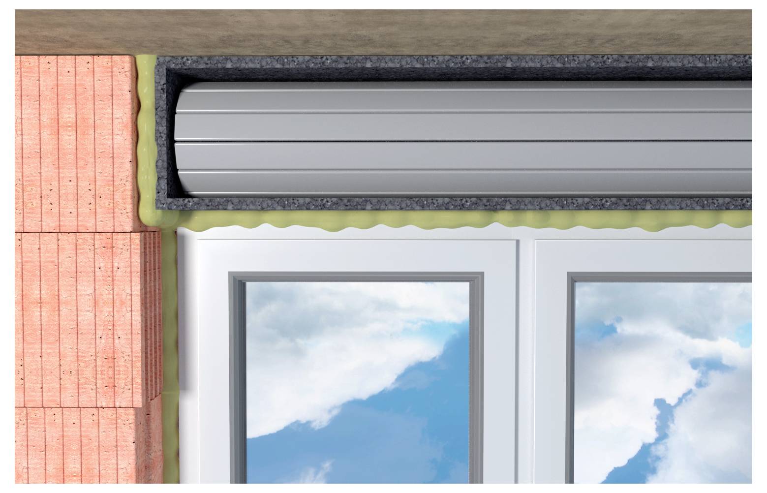 Ein Fenster mit weißen Rahmen und einem geschlossenen grauen Rollladen ist an einer Ziegelwand installiert, mit Blick auf einen bewölkten Himmel draußen.