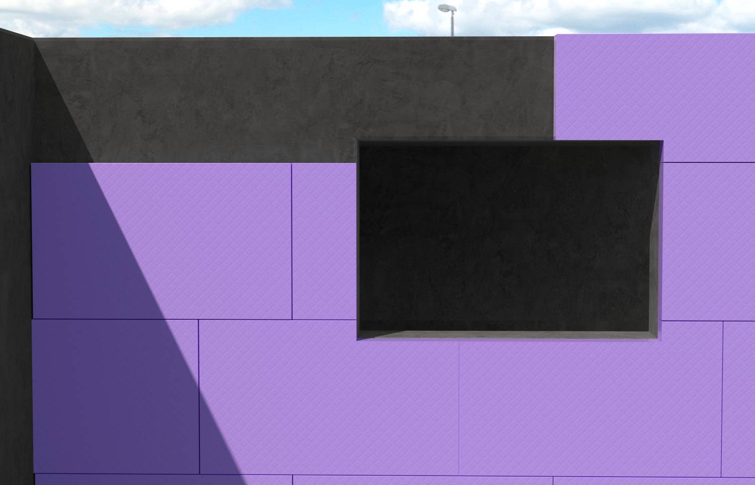 Lila Backsteinmauer mit einer großen schwarzen rechteckigen Öffnung oder Einsatzfenster in der Nähe der Mittenmitte-rechts, unter einem dunklen Betonoberkantenprofil und blauem Himmel.