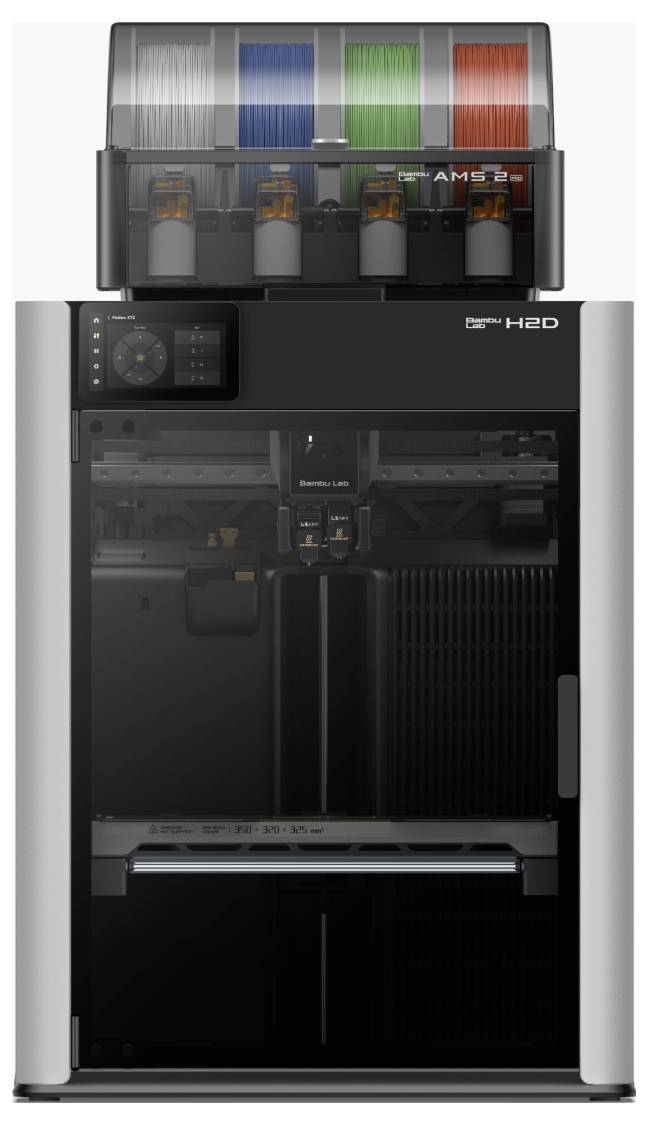 Ein moderner 3D-Drucker mit geöffnetem Filamentfach, das vier Spulen in verschiedenen Farben zeigt.