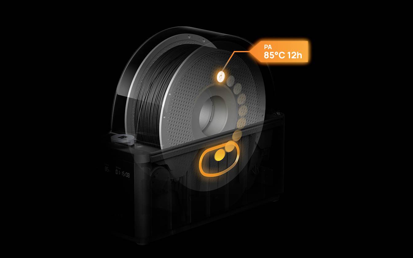 Schwarzes Filament in einer Box mit Anzeige 'PA 85°C 12h'. Temperatur und Zeit sind für die Trocknung festgelegt.