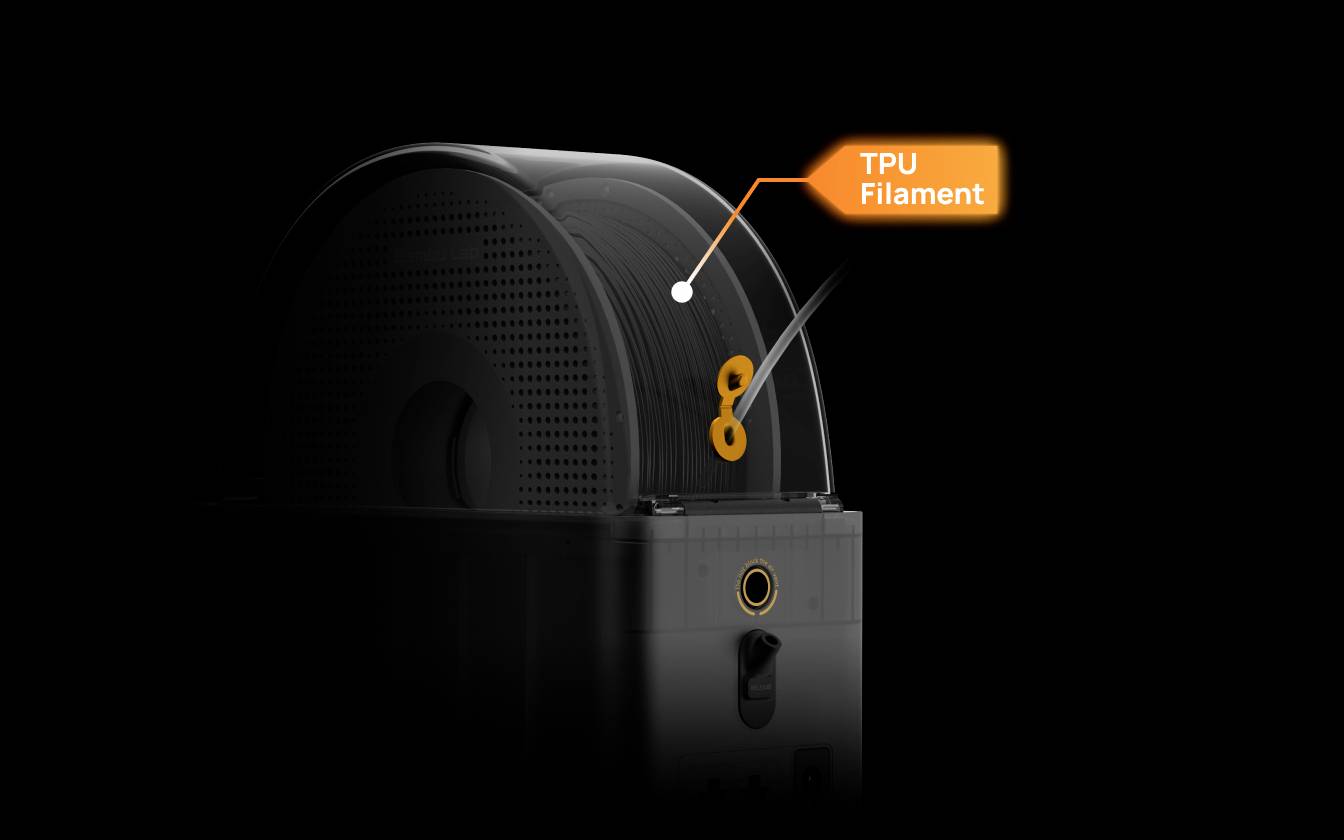 Eine Spule mit schwarzem TPU-Filament, hervorgehoben durch ein orangefarbenes Etikett. Der Hintergrund ist schwarz.