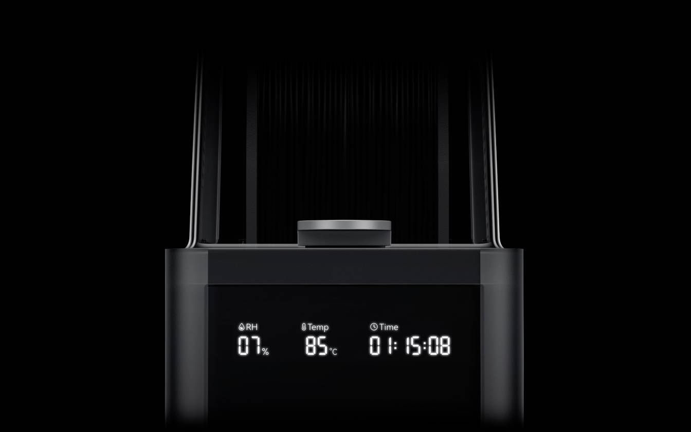 Ein schwarzes Gerät mit digitalem Display zeigt Feuchtigkeit 07%, Temperatur 85°C und Zeit 01:15:08 an.
