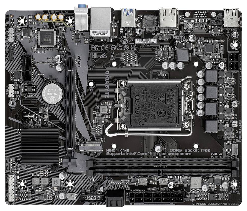 Eine Computer-Mainboard zeigt verschiedene Komponenten wie Steckplätze, Anschlüsse und einen CPU-Sockel. Geeignet für Intel Core Prozessoren.