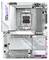 Eine silberne AORUS-Motherboard-Platine mit einem AM5-Sockel, mehreren RAM-Steckplätzen und Erweiterungssteckplätzen, hervorgehoben durch Details in Rosa.