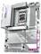 Ein silbernes Mainboard mit mehreren RAM-Steckplätzen, einem CPU-Sockel und verschiedenen Anschlüssen. Markenzeichen 'AORUS' oben.