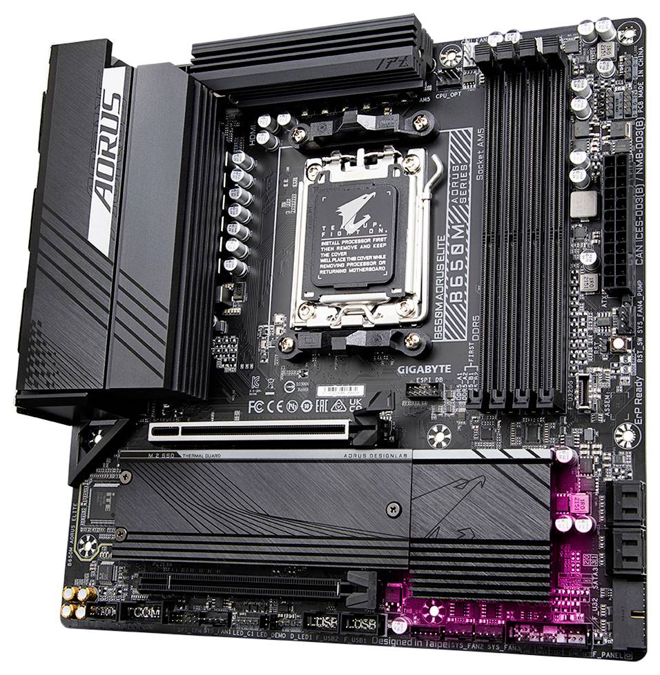 Computer-Mainboard mit PCIe-Steckplätzen, RAM-Steckplätzen und CPU-Sockel. Marke 'AORUS' ersichtlich, Design modern und technisch.