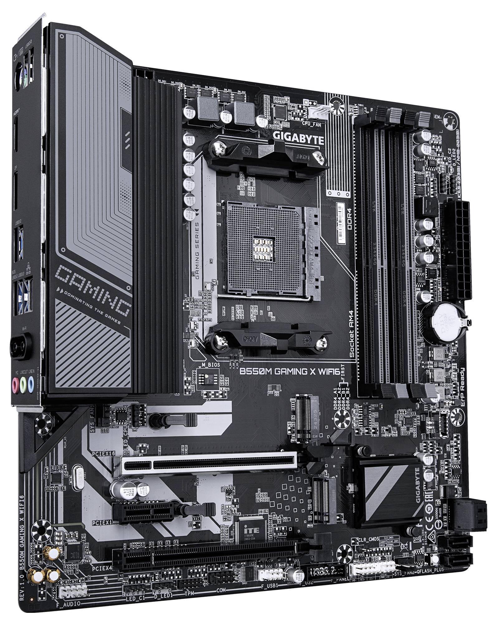 Ein Computer-Mainboard mit mehreren Anschlüssen, Speicherslots und Kühlkomponenten. Marke Gigabyte, Modell B550M Gaming X WiFi.