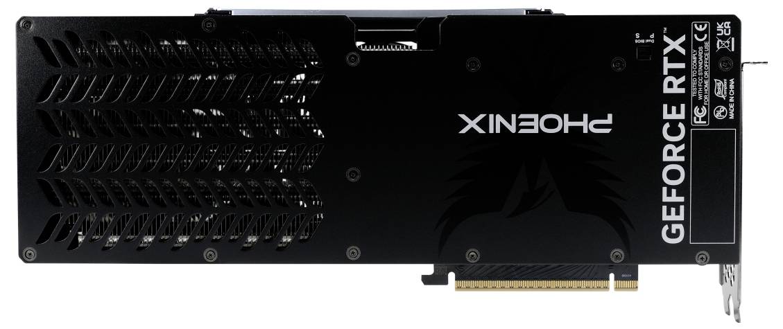 Grafikkarte mit schwarzem Design, der Text 'PHOENIX GEFORCE RTX' ist zu sehen. Rückseite mit Lüftungsschlitzen und Anschlüssen.