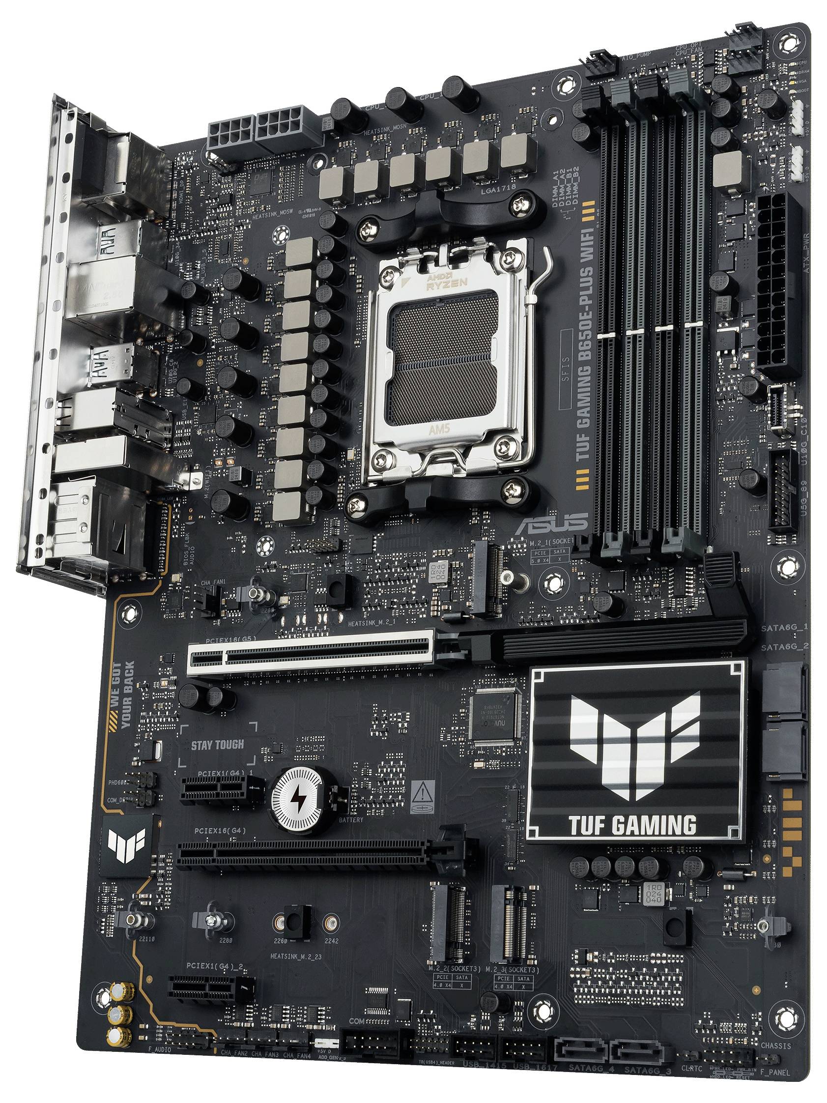 Eine ASUS TUF Gaming-Mainboard mit mehreren PCIe-Steckplätzen, RAM-Bänken und einem CPU-Sockel. Es zeigt Anschlüsse und elektronische Komponenten.
