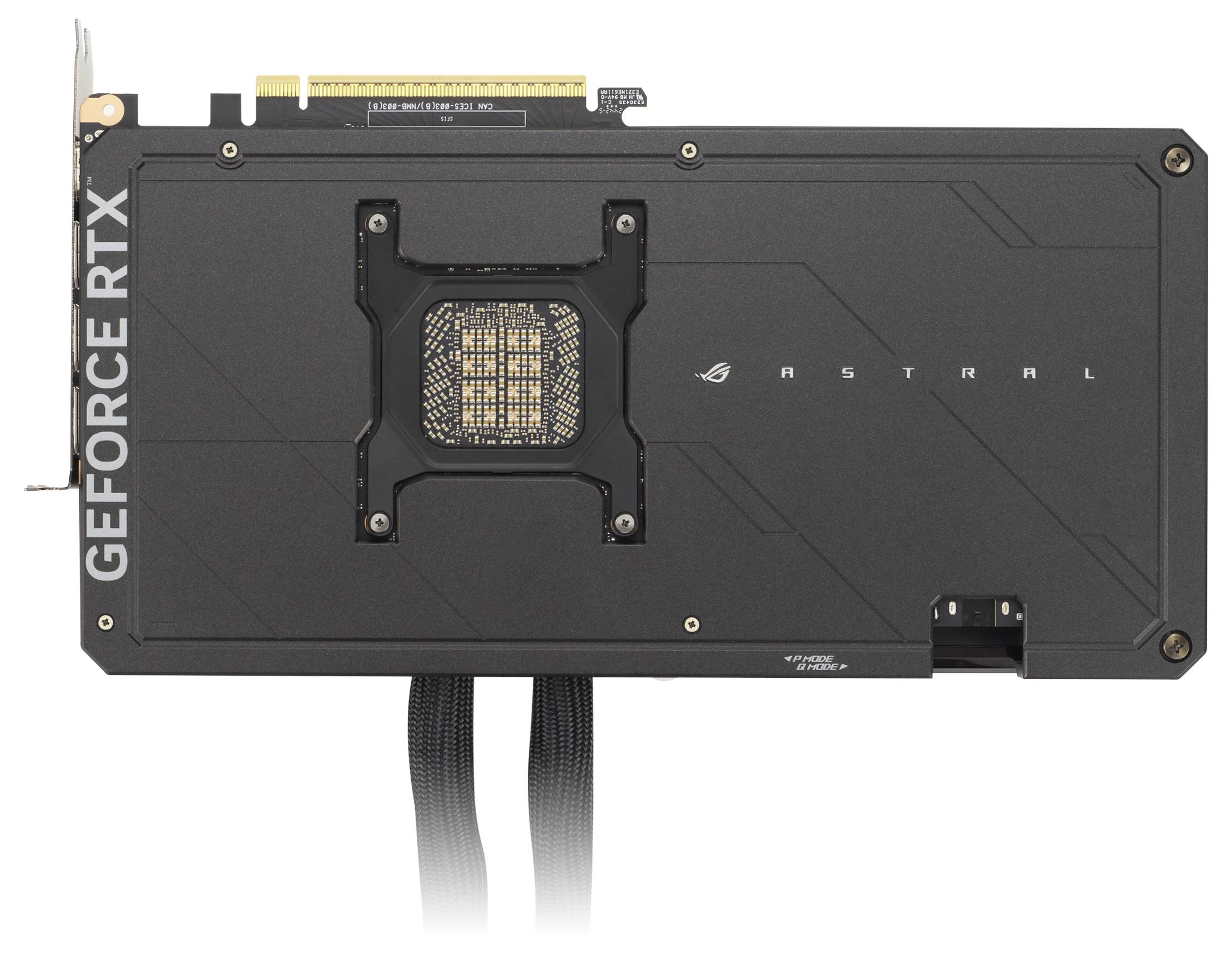 Eine Grafikkarte mit der Aufschrift 'GEFORCE RTX' auf der Seite, dunkles Design, Rückansicht sichtbar, verkabelt für PC-Anschluss.