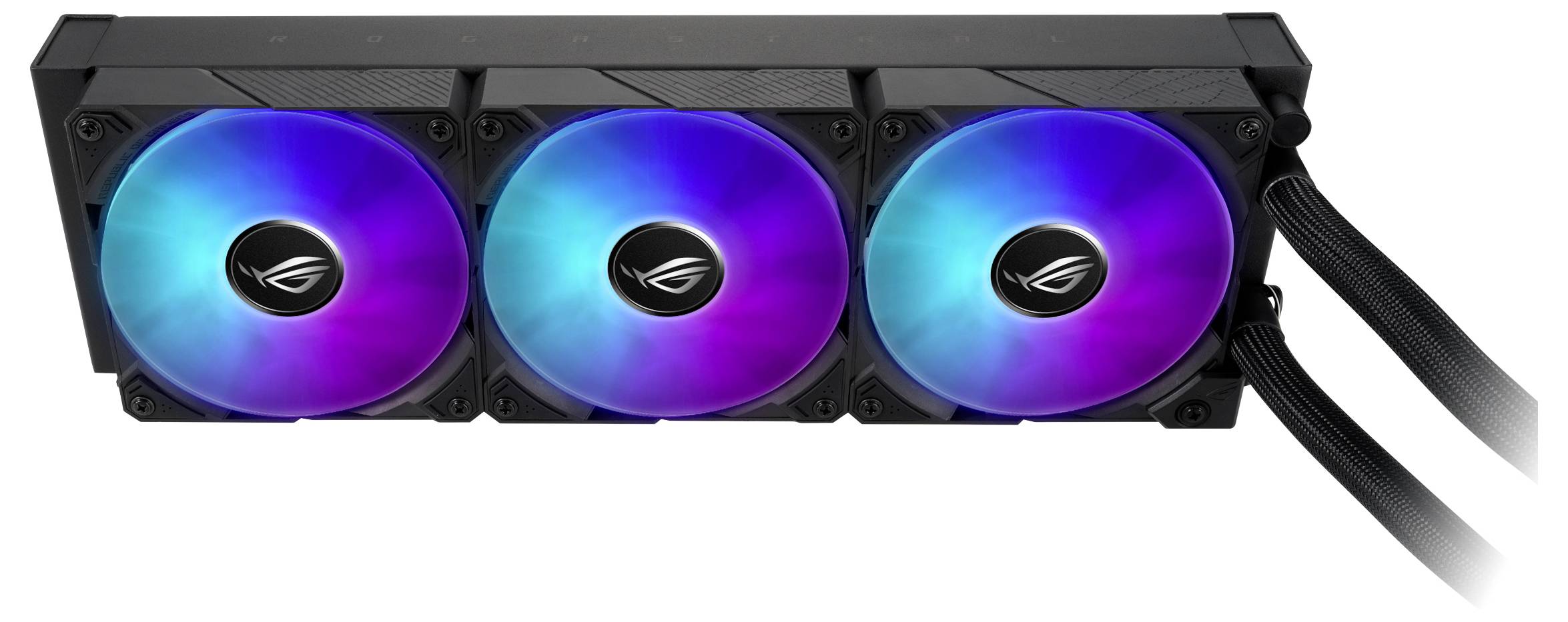 Drei nebeneinander montierte PC-Lüfter mit RGB-Beleuchtung in Blau und Lila. 