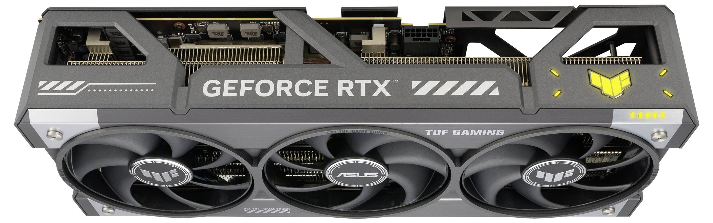 Eine Grafikkarte mit drei Lüftern, beschriftet mit 'Geforce RTX' und 'TUF Gaming'. Sie hat ein robustes Design und leuchtende Akzente.