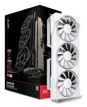 Eine weiße XFX Radeon RX 7900 XT Grafikkarte mit drei großen Lüftern, die neben ihrer schwarzen Verpackungsschachtel präsentiert wird.