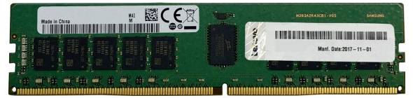 Ein grüner RAM-Speicherstick mit mehreren schwarzen Speicherchips und Aufklebern mit Herstellerinformationen und technischen Spezifikationen.