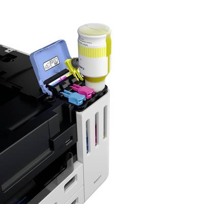 Ein Drucker mit geöffneter Abdeckung zeigt die Befüllung einer gelben Tintenpatrone. Die Patrone wird durch eine Flasche nachgefüllt.