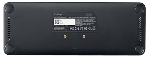 Unterseite einer kabellosen Tastatur mit Produktinformationen und Seriennummer. Schwarzes, rechteckiges Design mit vier Gummifüßen.