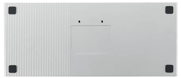 Eine rechteckige, graue Platte mit vier schwarzen Füßen an den Ecken. Links ist eine gerillte Textur, in der Mitte eine glatte Vertiefung.