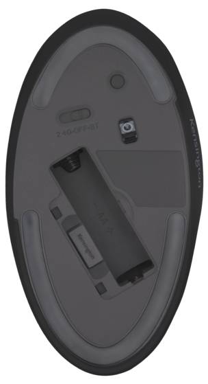 'Unterseite einer kabellosen Computermaus mit Batteriefach, Ein-/Ausschalter und optischem Sensor.'