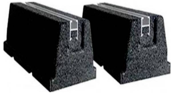 Zwei schwarze Gummidämpfer, symmetrisch nebeneinander, rechteckige Form, mit Metallstreifen oben. Verwendung für Vibrationsminderung.