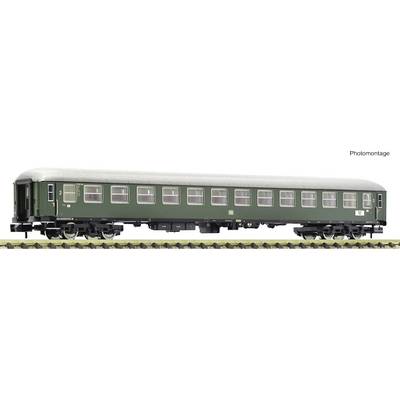Ein grüner Modellbahn-Waggon mit detaillierten Fenstern und silbernem Dach auf einem Gleisabschnitt.