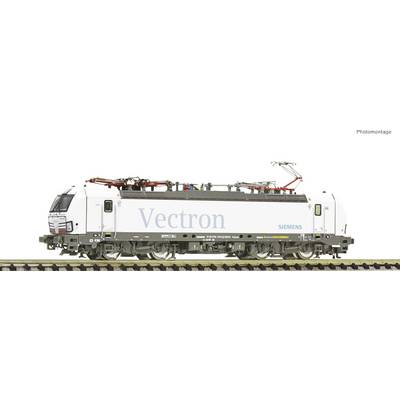 Elektrolokomotive der Baureihe Vectron von Siemens, Seitenansicht auf Gleis, weiße Lackierung mit Aufschrift 'Vectron'.