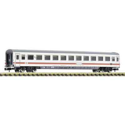 Ein weißer Modellbahn-Personenwagen mit roten Streifen steht auf einem Gleis. Der Wagen hat schwarze Fensterrahmen und graue Details.